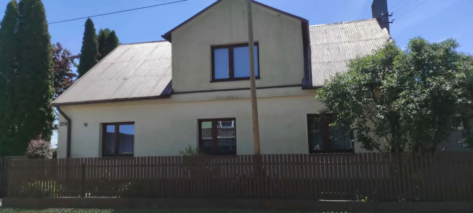 Dom jednorodzinny przed i po myciu elewacji – przed